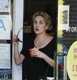 <p>Atriz estava saindo de uma loja com um amigo</p>  Foto: The Grosby Group