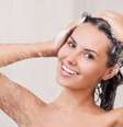 Usar uma dose pequena de xampu pode acabar com o frizz   Foto: Shutterstock