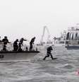  Quatro dos especialistas fizeram um buraco no casco e conseguiram entrar na cafeteria do navio  Foto: EFE
