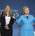Chelsea (esquerda) e Hillary Clinton participam de um evento em Nova York, nos Estados Unidos, nesta quinta-feira. 17/04/2014  Foto: Andrew Kelly / Reuters