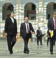 <p>O presidente Vladimir Putin caminha ao lado do porta-voz do Kremilin (esquerda), Dimitri Peskov, e o diretor do Canal 1, Konstantin Ernst</p>  Foto: Reuters