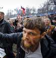 <p>Manifestantes pró-Rússia durante protestos nessa sexta-feira; eles rejeitaram acordo feito em Genebra na última semana</p>  Foto: Reuters