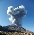 <p>Vulcão Ubinas expelindo cinzas e fumaça em setembro de 2013; mais de mil pessoas estão desabrigadas em nova atividade do vulcão</p>  Foto: AFP