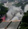 Trecho do Elevado da Perimetral foi implodido na manhã deste domingo de Páscoa no Rio de Janeiro  Foto: Mauro Pimentel / Terra