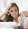 <p>Escolher o livro certo pode fazer a diferença na hora de dormir</p>  Foto: Getty Images 