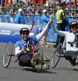 Patrick Downes e Jessica Kensky cruzaram juntos a linha de chegada da maratona de Boston 2014, um ano após perderem a perna em atentado  Foto: AP