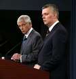<p><br />Secretário de Defesa norte-americano, Chuck Hagel, (à esquerda) e o ministro de Defesa Nacional da Polônia, Tomasz Siemoniak, (à direita) participam de uma coletiva de imprensa na sala de reuniões do Pentágono, em Washington, na última semana</p>  Foto: AFP