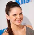 Rabo de cavalo e maquiagem nude mostram a simplicidade de Kendall Jenner  Foto: Getty Images