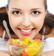 Influenciada pela má alimentação, acne pode ser combatida com a inclusão de alimentos antioxidantes no cardápio como acerola, laranja e outras frutas    Foto: Shutterstock