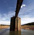 <p>Vista do sistema de coleta de água do sistema Cantareira na represa de Jaguari</p>  Foto: Paulo Whitaker / Reuters