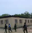 <p>Policiais passam em frente&nbsp;&agrave; escola secund&aacute;ria de Chibok, onde membros do grupo isl&acirc;mico Boko Haram sequestraram centenas de estudantes, em 14 de abril</p><p>&nbsp;</p>  Foto: AP