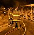 Ônibus incendiado no bairro Tremembé, na zona norte de São Paulo, durante protesto por falta de água na região  Foto: Edu Silva / Futura Press