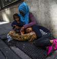 <p>Mulher s&iacute;ria &nbsp;&eacute; vistacom os filhos na cal&ccedil;ada, no centro de Istambul, nesta ter&ccedil;a-feira,&nbsp;22 de abril</p>  Foto: AFP