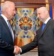 Joe Biden (à esq.) foi recebido pelo primeiro-ministro interino da Ucrânia, Oleksander Turchinov  Foto: Reuters