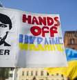 Cartaz em Kiev mostra imagem de Putin misturada ao líder nazista, Adolf Hitler  Foto: Twitter