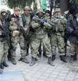 <p>Milicianos pró-rússia posam para foto depois de ocupar uma delegacia da cidade de Slovyansk, em 12 de abril</p>  Foto: AP