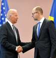 <p>Primeiro-ministro interino da Ucrânia, Arseniy Yatsenyuk (direita) aperta a mão do vice-presidente dos EUA, Joe Biden, antes de uma reunião em Kiev, nesta terça-feira, 22 de abril</p>  Foto: AFP