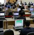 <p>Funcionários eleitorais afegãos trabalham na contagem de votos na Comissão Independente Eleitoral em Cabul, em 20 de abril </p>  Foto: AP