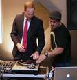 <p>William e Kate mostraram habilidade como DJs durante visita a um programa de música comunitário na periferia de Adelaide, em Elizabeth</p>  Foto: AP