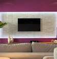 A arquiteta Marcy Ricciardi sugere esconder os fios do home theater sob um painel de madeira. Além de ser prático, pode ser um ponto para destacar outra cor, como acontece nesta sala. Informações: (11) 2669-9741  Foto: Marcy Ricciardi Arquitetura e Interiores/Divulgação