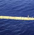 <p>Submarino autônomo que trabalha nas buscas pelo Boeing da Malysia Airlines no Oceano Índico se prepara para descer às profundezas, na terça-feira, 17 de abril</p>  Foto: AP