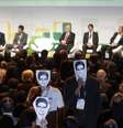 Manifestantes pediram fim da vigilância global usando máscaras com o rosto de Edward Snowden  Foto: Reuters
