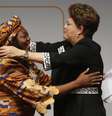 <p>Dilma cumprimenta a ativista do Quênia Nnenna Nwakanma</p>  Foto: Reuters
