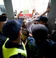 Após mobilização, um grupo tentou entrar na Câmara Municipal; houve conflito com os seguranças, e casa acabou fechada para o público  Foto: Bruno Santos / Terra
