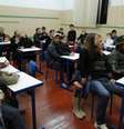 <p>Na imagem, o menino é o único que aparece em pé e isolado</p>  Foto: Reprodução