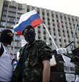 <p>Manifestantes pr&oacute;-R&uacute;ssia&nbsp;montam guarda perto de barricada montada em frente a um edif&iacute;cio do governo na cidade de&nbsp;Donetsk, em 23 de abril</p>  Foto: Reuters