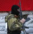 Manifestante pró-russo fica de guarda perto do escritório do prefeito de Slaviansk, nesta quarta-feira; o governo da Ucrânia retornou com operação de segurança para reprimir os grupos armados separatistas  Foto: Reuters