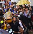 <p>Enterro de dançarino Douglas Rafael da Silva Pereira é marcado pela emoção e sentimento de revolta</p>  Foto: Daniel Ramalho / Terra