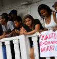 <p>Enterro de dançarino Douglas Rafael da Silva Pereira é marcado pela emoção e sentimento de revolta.</p>  Foto: Daniel Ramalho / Terra