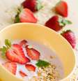 Para o café da manhã, uma das dicas é polvilhar aveia no iogurte de seu filho  Foto: Shutterstock