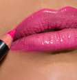 É essencial possuir lápis de boca, nas três tonalidades básicas de batom  nude, rosado e vermelho , para dar um acabamento impecável e aumentar a durabilidade do cosmético nos lábios  Foto: Shutterstock