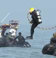 Mergulhador se prepara para mais um dia de procura por vítimas do naufrágio  Foto: Reuters