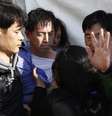 <p>Familiares&nbsp;de passageiros&nbsp;a bordo da balsa que naufragou na costa sul-coreana agrediram&nbsp;Choi Sang-hwan, vice-chefe da guarda costeira do pa&iacute;s (zom camisa azul)&nbsp;e um funcion&aacute;rio do governo (a direita),&nbsp;em Jindo, nesta quinta-feira, 24 de abril</p>  Foto: Reuters
