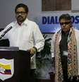 <p>Ivan Marquez, negociador-chefe das Forças Armadas Revolucionárias da Colômbia (Farc), à esquerda, fala à imprensa no início de uma nova rodada de negociações com o governo colombiano, em Havana, Cuba, nesta quinta-feira 24 de abril</p>  Foto: AP