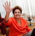 Dilma faz "high five" para internautas durante debate do Marco Civil no Facebook  Foto: Reprodução/Facebook