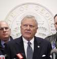 O governador americano da Geórgia, Nathan Deal, assinou PL que amplia porte de armas  Foto: Reuters