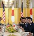 Obama foi recebido com honras militares nos jardins da residência oficial dos imperadores do Japão, Akihito e Michiko  Foto: AP