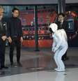 <p>O presidente Barack Obama e o robô Asimo (Advanced Step in Innovative Mobility ou Passo Avançado na Inovação da Mobilidade, em português) se cumprimentam durante evento no Museu Nacional de Ciência e Inovação, Miraikan, em Tóquio, nesta quinta-feira, 24 de abril</p>  Foto: AP