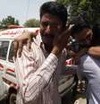 <p>Familiares lamentam a morte de uma das vítimas no ataque que aconteceu também nesta quinta-feira, em Karachi</p>  Foto: Reuters