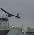 <p>O drone da Marinha portuguesa ficou apenas 2 segundos no ar, antes de cair no Rio Tejo</p>  Foto: Público / Reprodução