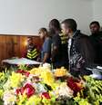 Amigos mototaxistas dão último adeus no funeral do dançarino Douglas Rafael da Silva Pereira, encontrado morto em uma creche no morro Pavão-Pavãozinho  Foto: Ale Silva / Futura Press