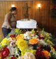 O corpo do dançarino Douglas Rafael da Silva Pereira, encontrado morto na última terça no morro Pavão-Pavãozinho, é velado no Cemitério São João Batista, em Botafogo  Foto: Tânia Rêgo / Agência Brasil
