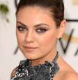 <p>Mila Kunis - "Nos olhos da atriz, sombra muito bem esfumada na cor prata, no canto interno, e chumbo, no canto interno", explica a maquiadora Patrícia Lopes. "O delineador preto foi traçado bem fininho e o lápis preto na linha d'água; a mesma sombra chumbo foi esfumada na raiz dos cílios inferiores. Muitas camadas de máscara nos cílios superiores e inferiores."</p>  Foto: Getty Images