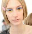 <p>A grife Jesus Del Pozo optou por uma dupla de cores bem fortes para a maquiagem dos olhos: o azul e o amarelo. O restante da face ficou o mais natural possível para atrair a atenção ao efeito color block - uma ideia diferente para quem deseja ousar.</p>  Foto: Getty Images