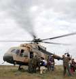 <p>Helic&oacute;ptero resgata afeg&atilde;os afetados pelas enchentes na cidade de Sheberghan, neste 25 de abril</p><p>&nbsp;</p>  Foto: EFE