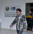<p>O caseiro Rogério Pires, na saída do depoimento com a esposa do coronel. Ele é acusado de participar da morte de Malhães</p>  Foto: Alex Viper / Futura Press